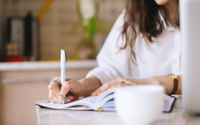 失恋してリストを書く女性